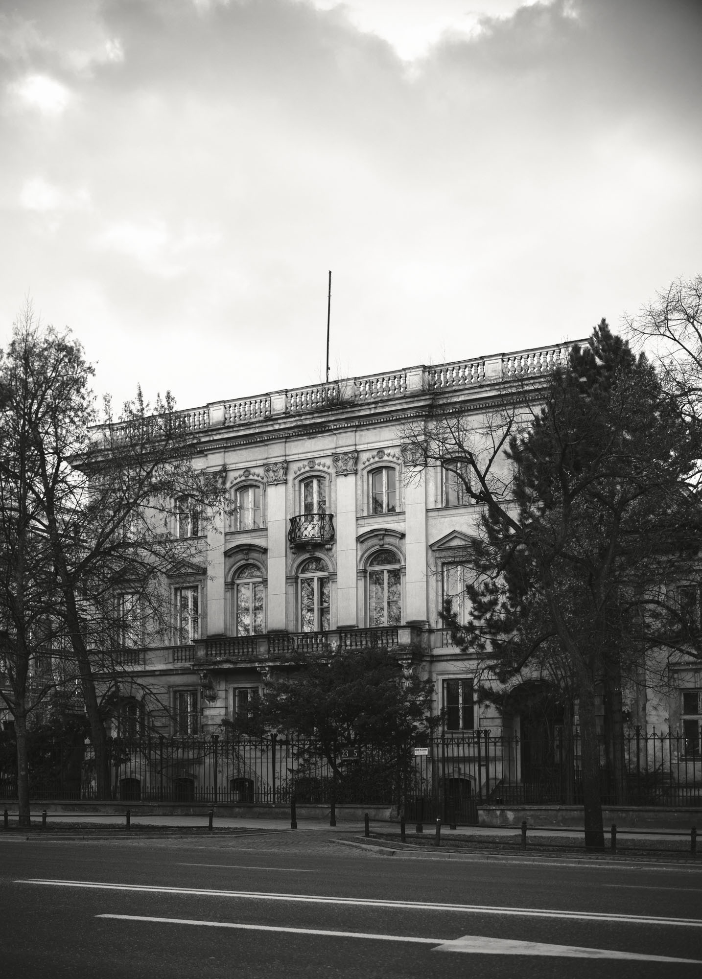Willa Gawrońskich, widoczna na zdjęciu, w materiałach Vogue Polska Living przedstawia elegancką architekturę.