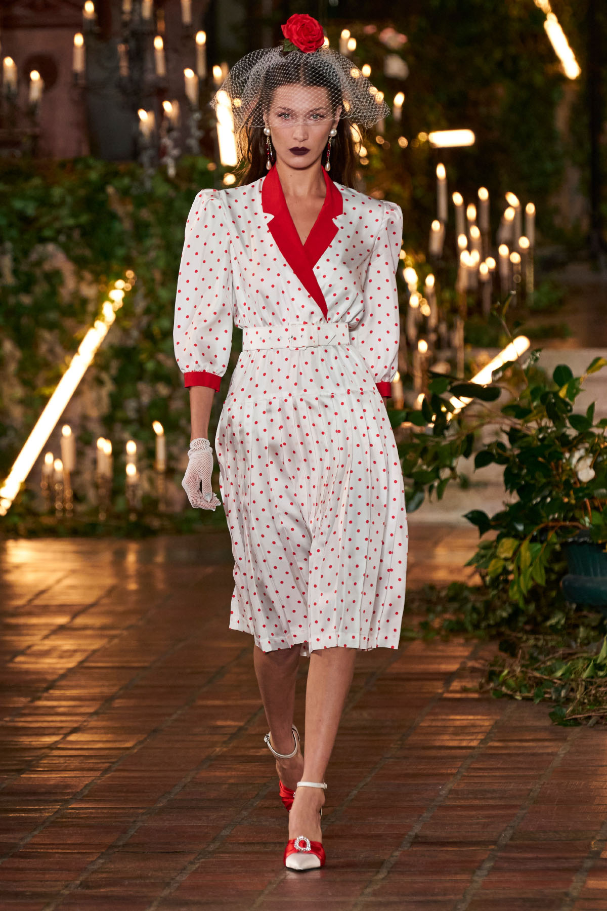 Bella Hadid na pokazie Rodarte na jesień i zimę 2020, który odbył się w kościele St. Bart w Nowym Jorku (Fot. Spotlight.Launchmetrics)
